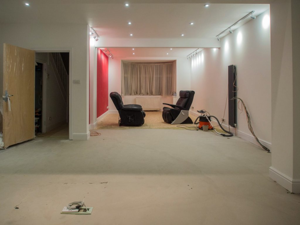 Pièce vide avec des fauteuils et des vestiges de construction.