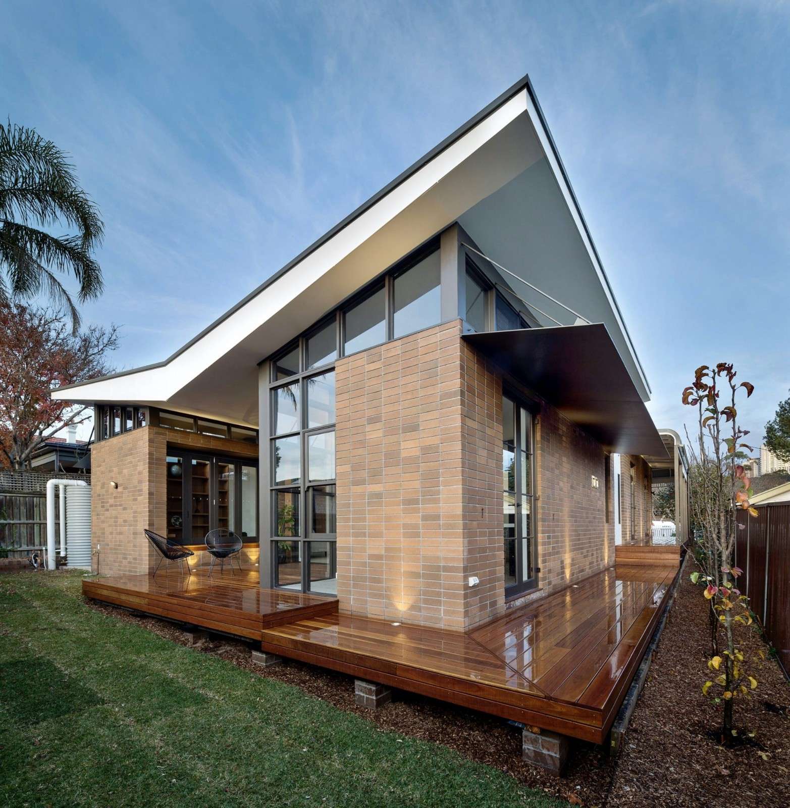 Façade vitrée d’une maison rénovée